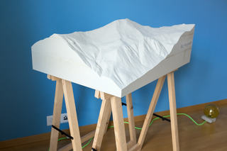 <strong>Modell Topografie Kunsthalle Tropical Piz Uter, 2019.</strong>
<br> Material Obomodulan 850, CNC- gefräst 84 x 60 x 20cm.